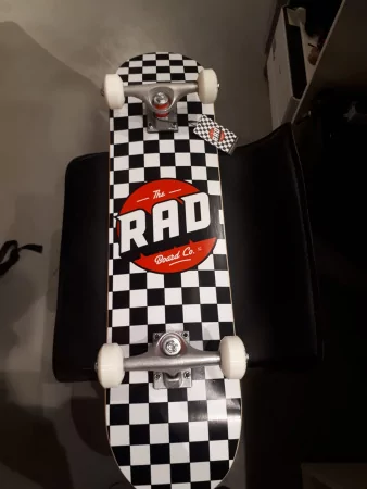 Скейтборд RAD CHECKERS DUDE CREW COMPLETE 7.5" SS21